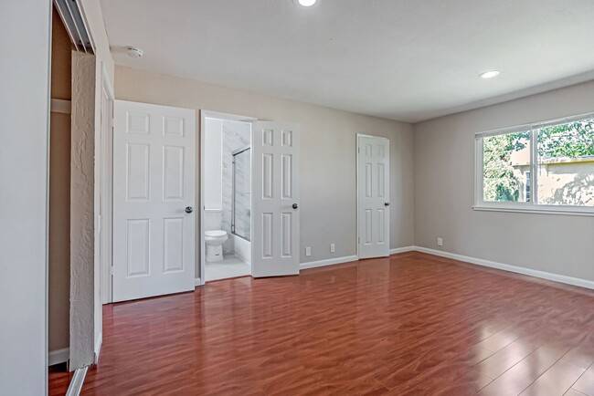 Building Photo - BEAUTIFUL REMODELED TWO STORY TOWNHOME IN ...