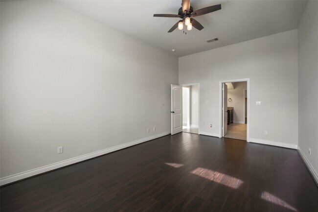 Building Photo - 2707 River Run Rd