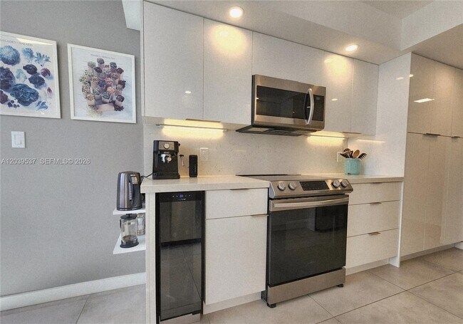 Building Photo - 2751 S Ocean Dr