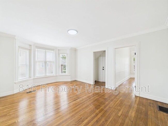 Building Photo - 633 S Fuller Ave