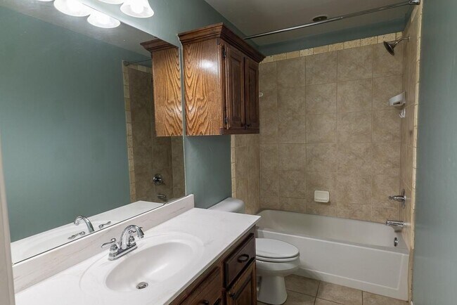 Building Photo - 808 Canyon Dr