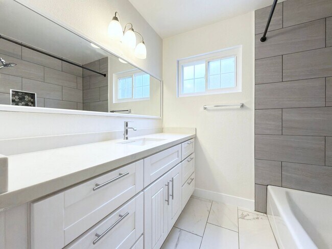 Building Photo - Charming Single Level in Carlsbad!