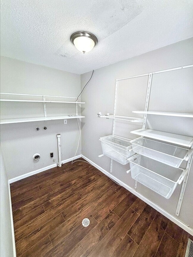 Building Photo - 2821 Sugar Tree Ln