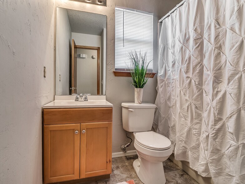 Hall Bathroom - 1821 Overland Trail