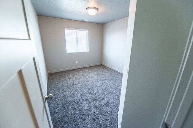 Building Photo - Townhome with 2-Car Garage!