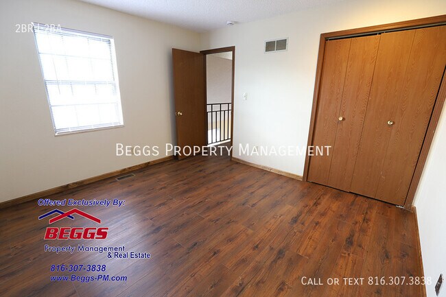 Building Photo - 320 Dains St