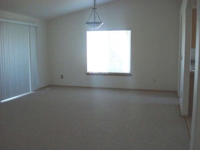 Building Photo - Beautiful 4 Bedroom Home on a Corner Lot i...