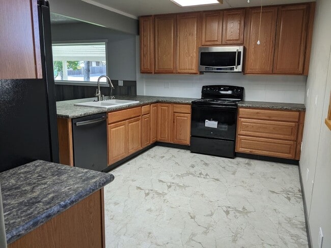 Building Photo - 3 Bedroom 2 Bath Orchards House