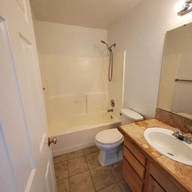 Building Photo - Charming West Boise Home with Spacious Yard and Modern. Prime Location!