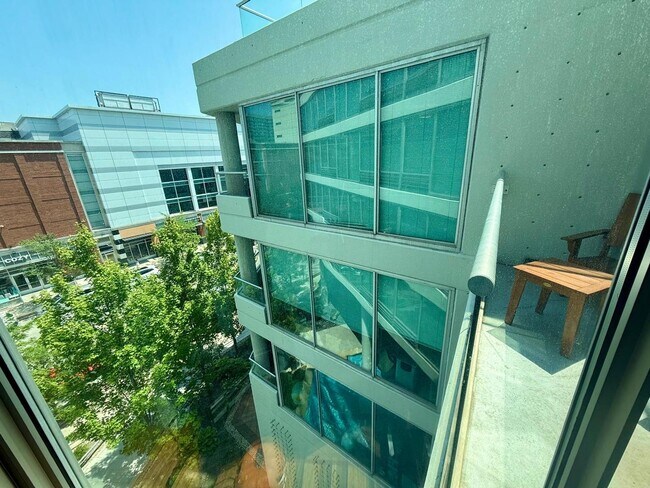Building Photo - 1720 Maple Ave
