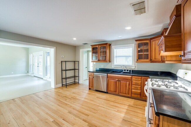 Building Photo - CASTLE HILLS FAMILY HOME