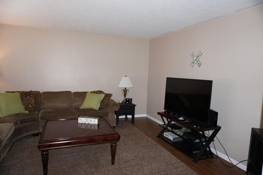 Building Photo - 2536 S McCann Ave