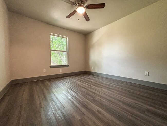 Building Photo - 1520 Eichen Rd