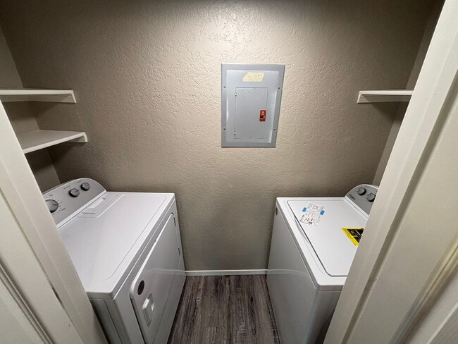 Building Photo - Adorable 2-Bedroom, 1-Bathroom Home in Spr...
