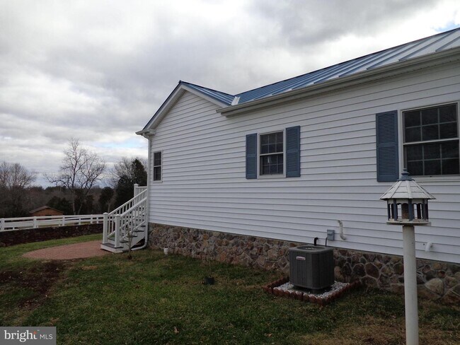 Building Photo - 5590 Old Farm Ln