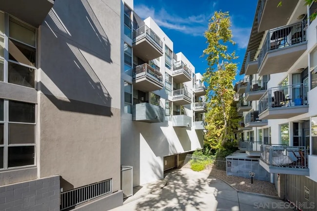 Building Photo - 120 Island Ave