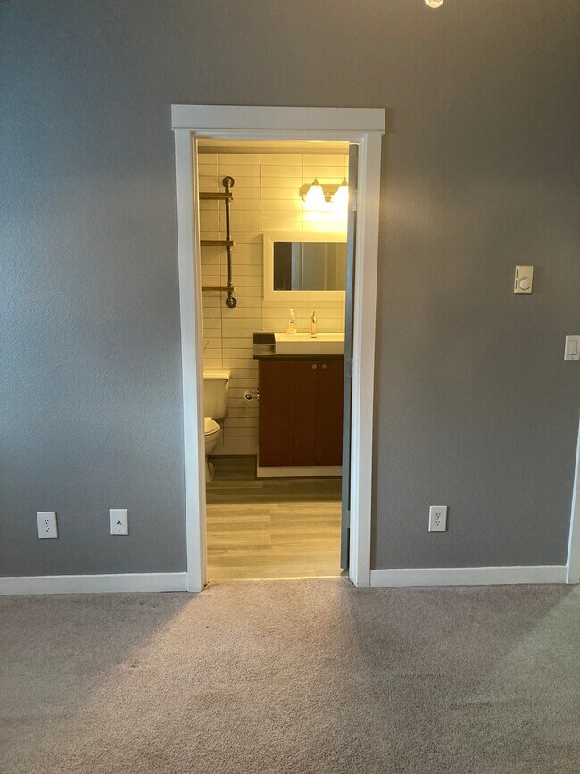 Building Photo - Luxury Condo