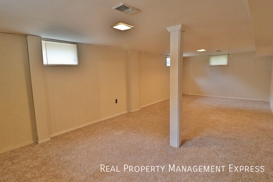Building Photo - 3116 S Lake Ave