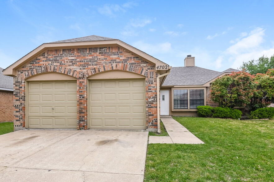 Primary Photo - 4702 Waxwing Dr
