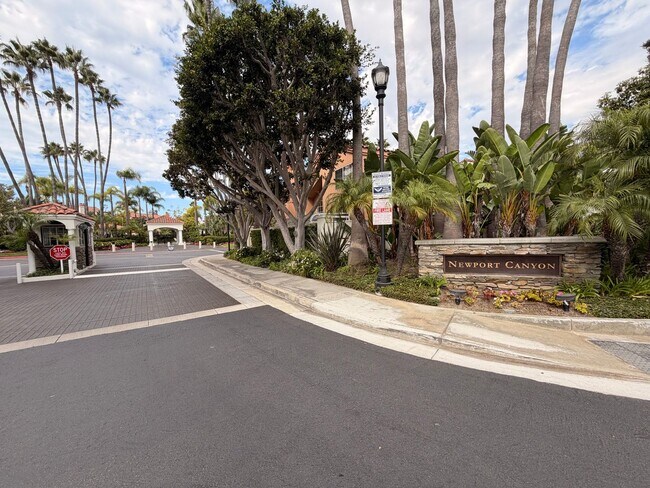Building Photo - Beautiful 3 Bedroom, 2.5 Bathroom Newport ...