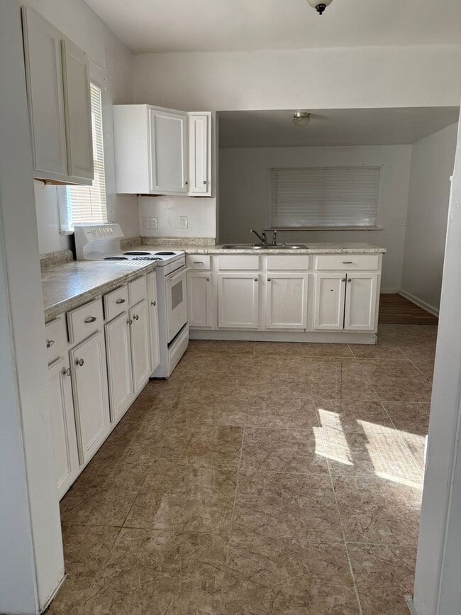 Building Photo - 1025 Lake Charles Ave