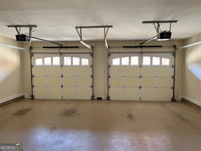 Building Photo - 5460 Glenridge View NE