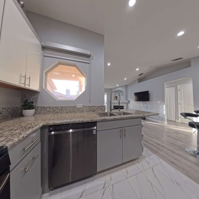 Building Photo - Highly Remodeled | 2nd Floor | Vaulted Ceilings