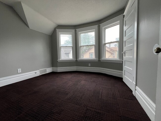 Building Photo - Amazing 3 Bedroom 1 Bathroom Home in West St. Paul