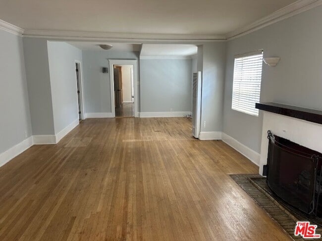 Building Photo - 860 Serrano Pl