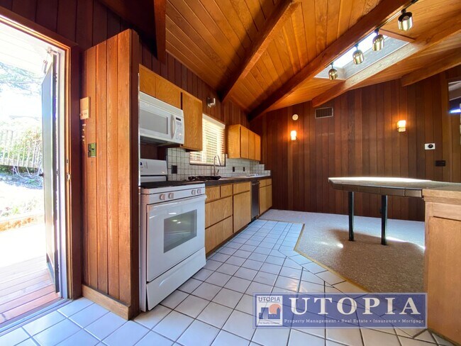 Building Photo - Sunny, Spacious, Home Near Sunny Cove Beach