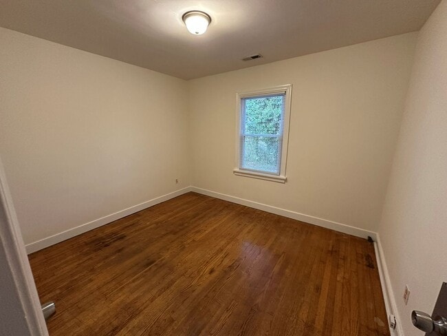 Building Photo - Rancher with Large Back Yard!