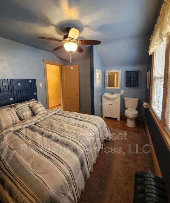 Building Photo - 1726 Davis Ave