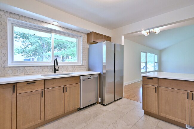 Building Photo - 6750 N Kostner Ave
