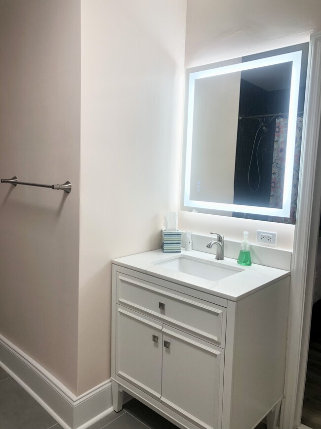 Building Photo - Furnished 2 Bedroom on 60th Street