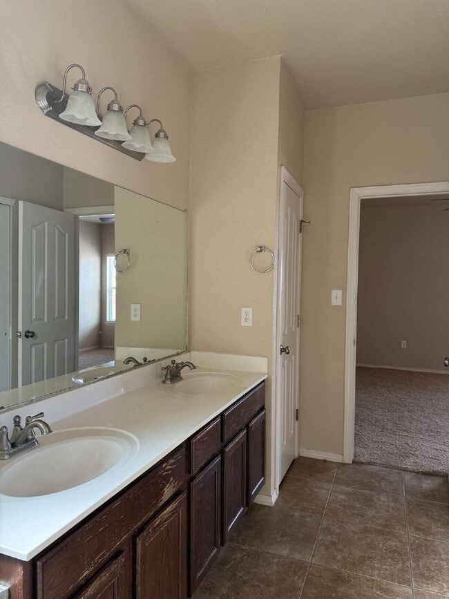 Building Photo - Cozy three-bedroom two bath at a great location! 10429 Silvercloud Drive, El Paso, Texas 79924