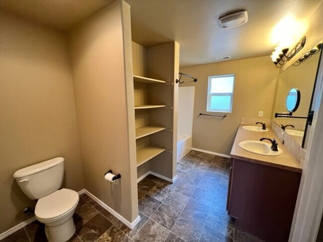Building Photo - Three Bedroom in SW Bend Aspen Rim Neighborhood
