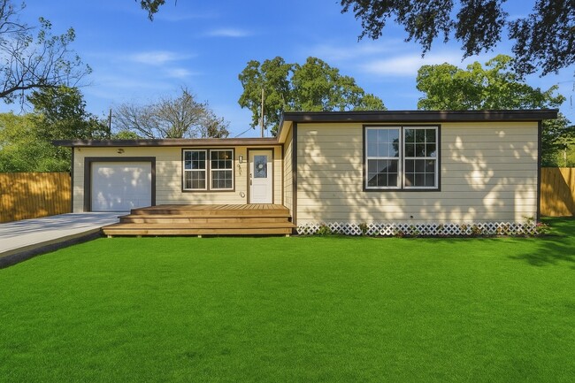 Building Photo - 2614 28th Ave N