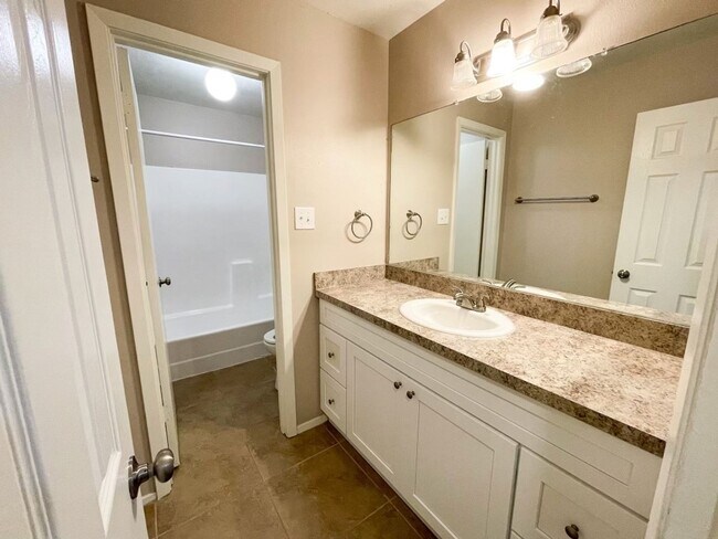 Building Photo - Charming 2-Bedroom Duplex with Modern Upgrades in Pecan Ridge!