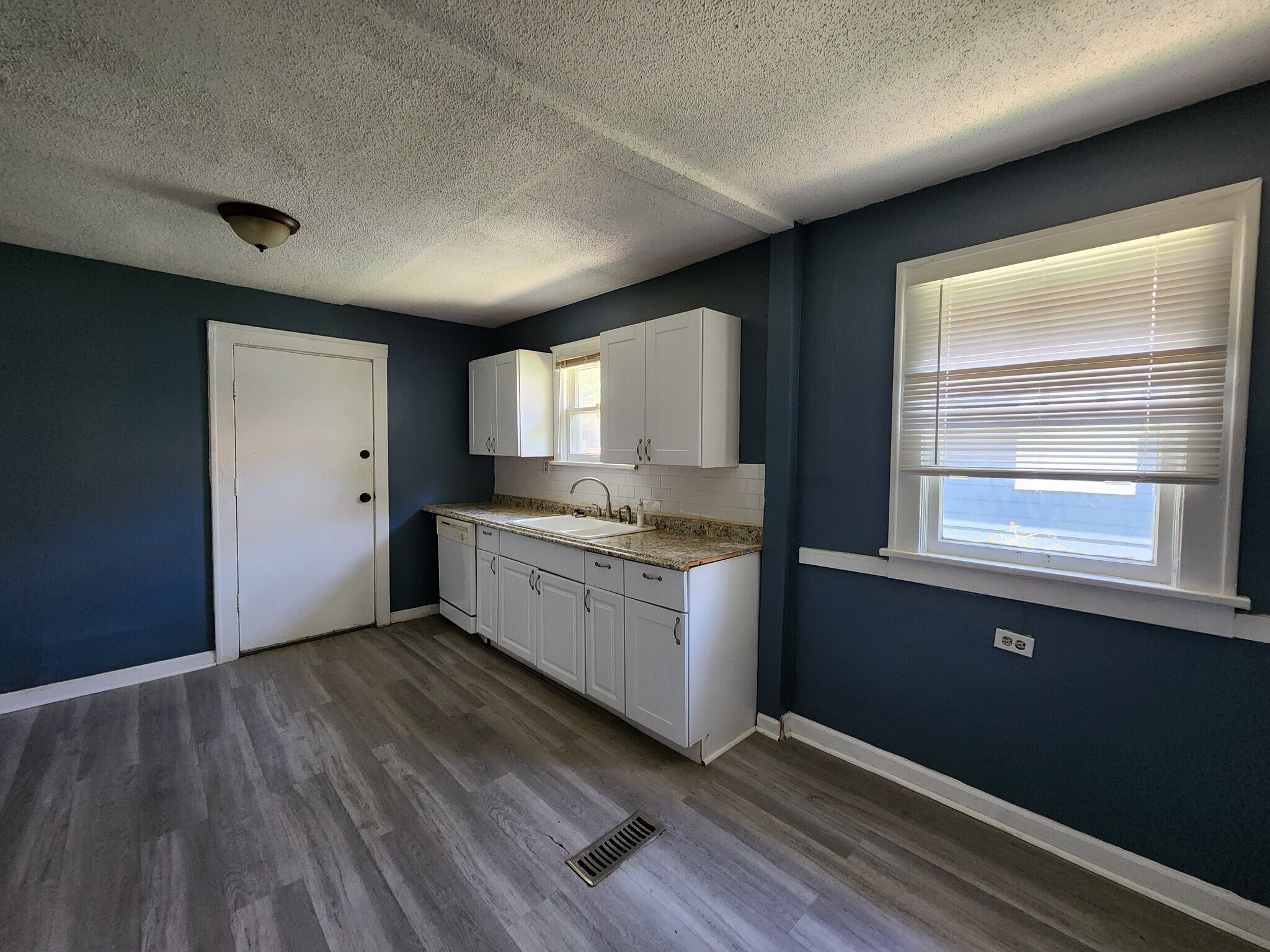 Building Photo - 5836 Euclid Ave