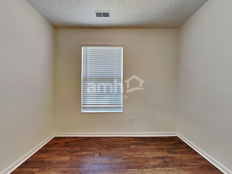 Building Photo - 3907 Little Creek Dr