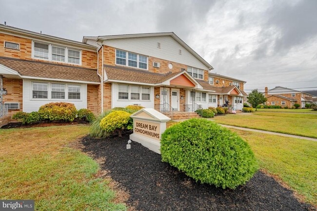 Building Photo - 703 N Oxford Ave