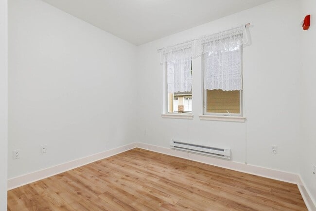 Building Photo - Prime Redmond Location!!!