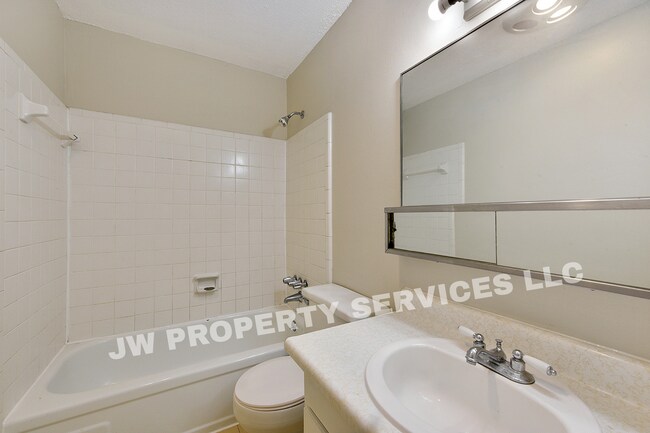 Building Photo - 311-311 Lilac St