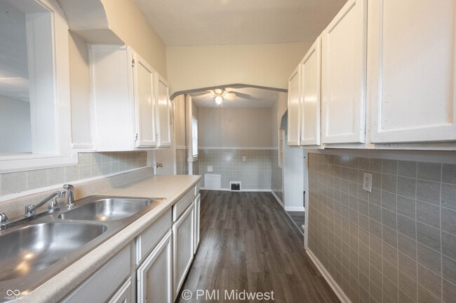 Building Photo - 1415 W Pruitt St