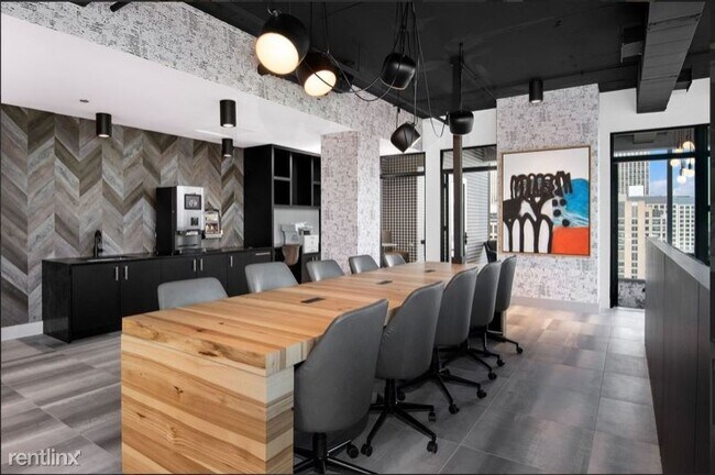 Building Photo - 1 br, 1 bath Apartment - 332 E Illinois St