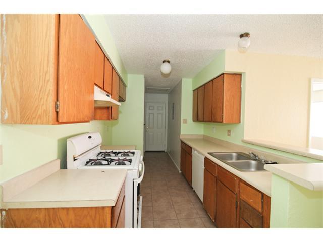Building Photo - Spacious 3 Bedroom, 2 Bath Duplex in Prime...