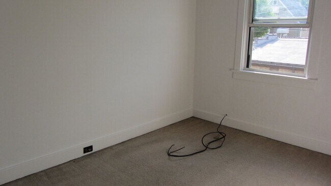 Building Photo - Available June 1, 2026: Lease ends May 29,2027