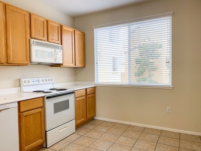 Building Photo - Lovely Bright and Spacious Two Bedroom Tri-Level Condo