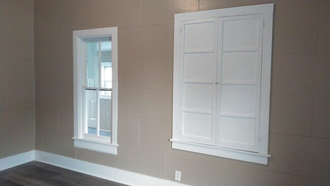 Building Photo - 207 W Oak St