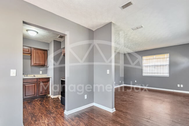 Building Photo - 1130 W 21st St